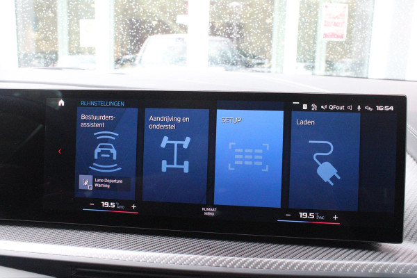 BMW XM 654PK PHEV 30 kWh | 23" LICHTMETALEN VELGEN JETBLACK | SOFT CLOSE | ELEKTRISCH WEGKLAPBARE TREKHAAK | M SPORTREMMEN | DRIVING ASSISTANCE PROFESSIONAL O.A. (ADAPTIVE CRUISE CONTROL/DODEHOEK DETECTIE) | BOWERS & WILKINS SOUND SYSTEM | LASER LIGHT KOPLAMPEN | VERWARMDE/GEKOELDE BEKERHOUDERS | DRAADLOZE TELEFOONLADER | ELEKTRISCH VERSTELBAAR STUURKOLOM | STOEL VERWARMING VOOR/ACHTER | M-SPORT UITLAATSYSTEM | MEESTURENDE ACHTERAS | ADAPTIEF CHASSIS M SPORT | COMFORT ACCESS | ICONIC GLOW GRILL | STOEL VENTILATIE | SHADOW LINE | ELEKTISCH BEDIENBARE STOELEN MET GEHEUGEN EN MA