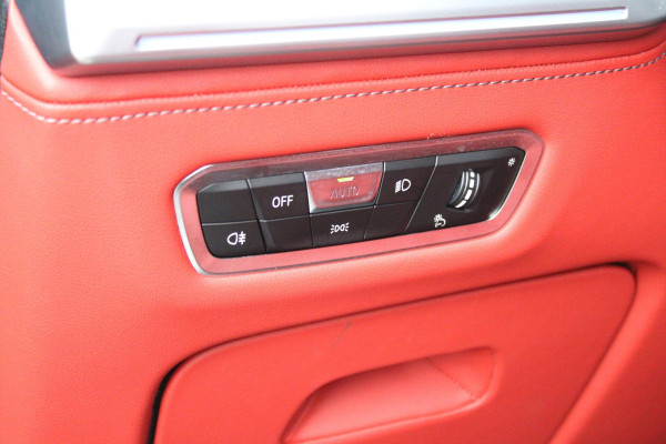 BMW XM 654PK PHEV 30 kWh | 23" LICHTMETALEN VELGEN JETBLACK | SOFT CLOSE | ELEKTRISCH WEGKLAPBARE TREKHAAK | M SPORTREMMEN | DRIVING ASSISTANCE PROFESSIONAL O.A. (ADAPTIVE CRUISE CONTROL/DODEHOEK DETECTIE) | BOWERS & WILKINS SOUND SYSTEM | LASER LIGHT KOPLAMPEN | VERWARMDE/GEKOELDE BEKERHOUDERS | DRAADLOZE TELEFOONLADER | ELEKTRISCH VERSTELBAAR STUURKOLOM | STOEL VERWARMING VOOR/ACHTER | M-SPORT UITLAATSYSTEM | MEESTURENDE ACHTERAS | ADAPTIEF CHASSIS M SPORT | COMFORT ACCESS | ICONIC GLOW GRILL | STOEL VENTILATIE | SHADOW LINE | ELEKTISCH BEDIENBARE STOELEN MET GEHEUGEN EN MA