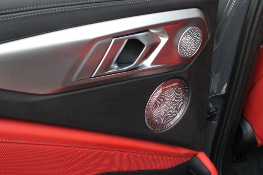 BMW XM 654PK PHEV 30 kWh | 23" LICHTMETALEN VELGEN JETBLACK | SOFT CLOSE | ELEKTRISCH WEGKLAPBARE TREKHAAK | M SPORTREMMEN | DRIVING ASSISTANCE PROFESSIONAL O.A. (ADAPTIVE CRUISE CONTROL/DODEHOEK DETECTIE) | BOWERS & WILKINS SOUND SYSTEM | LASER LIGHT KOPLAMPEN | VERWARMDE/GEKOELDE BEKERHOUDERS | DRAADLOZE TELEFOONLADER | ELEKTRISCH VERSTELBAAR STUURKOLOM | STOEL VERWARMING VOOR/ACHTER | M-SPORT UITLAATSYSTEM | MEESTURENDE ACHTERAS | ADAPTIEF CHASSIS M SPORT | COMFORT ACCESS | ICONIC GLOW GRILL | STOEL VENTILATIE | SHADOW LINE | ELEKTISCH BEDIENBARE STOELEN MET GEHEUGEN EN MA