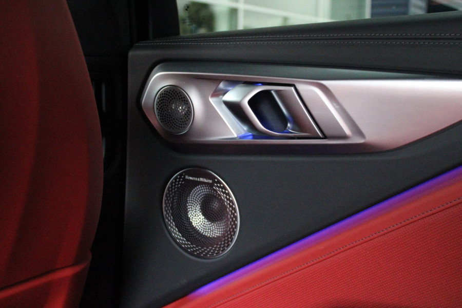 BMW XM 654PK PHEV 30 kWh | 23" LICHTMETALEN VELGEN JETBLACK | SOFT CLOSE | ELEKTRISCH WEGKLAPBARE TREKHAAK | M SPORTREMMEN | DRIVING ASSISTANCE PROFESSIONAL O.A. (ADAPTIVE CRUISE CONTROL/DODEHOEK DETECTIE) | BOWERS & WILKINS SOUND SYSTEM | LASER LIGHT KOPLAMPEN | VERWARMDE/GEKOELDE BEKERHOUDERS | DRAADLOZE TELEFOONLADER | ELEKTRISCH VERSTELBAAR STUURKOLOM | STOEL VERWARMING VOOR/ACHTER | M-SPORT UITLAATSYSTEM | MEESTURENDE ACHTERAS | ADAPTIEF CHASSIS M SPORT | COMFORT ACCESS | ICONIC GLOW GRILL | STOEL VENTILATIE | SHADOW LINE | ELEKTISCH BEDIENBARE STOELEN MET GEHEUGEN EN MA