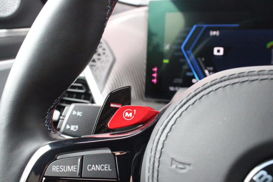 BMW XM 654PK PHEV 30 kWh | 23" LICHTMETALEN VELGEN JETBLACK | SOFT CLOSE | ELEKTRISCH WEGKLAPBARE TREKHAAK | M SPORTREMMEN | DRIVING ASSISTANCE PROFESSIONAL O.A. (ADAPTIVE CRUISE CONTROL/DODEHOEK DETECTIE) | BOWERS & WILKINS SOUND SYSTEM | LASER LIGHT KOPLAMPEN | VERWARMDE/GEKOELDE BEKERHOUDERS | DRAADLOZE TELEFOONLADER | ELEKTRISCH VERSTELBAAR STUURKOLOM | STOEL VERWARMING VOOR/ACHTER | M-SPORT UITLAATSYSTEM | MEESTURENDE ACHTERAS | ADAPTIEF CHASSIS M SPORT | COMFORT ACCESS | ICONIC GLOW GRILL | STOEL VENTILATIE | SHADOW LINE | ELEKTISCH BEDIENBARE STOELEN MET GEHEUGEN EN MA