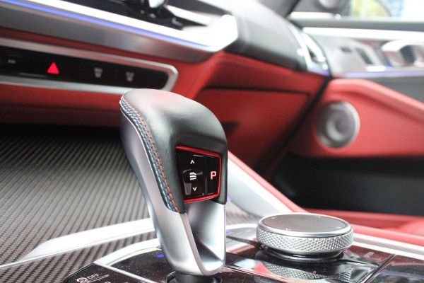 BMW XM 654PK PHEV 30 kWh | 23" LICHTMETALEN VELGEN JETBLACK | SOFT CLOSE | ELEKTRISCH WEGKLAPBARE TREKHAAK | M SPORTREMMEN | DRIVING ASSISTANCE PROFESSIONAL O.A. (ADAPTIVE CRUISE CONTROL/DODEHOEK DETECTIE) | BOWERS & WILKINS SOUND SYSTEM | LASER LIGHT KOPLAMPEN | VERWARMDE/GEKOELDE BEKERHOUDERS | DRAADLOZE TELEFOONLADER | ELEKTRISCH VERSTELBAAR STUURKOLOM | STOEL VERWARMING VOOR/ACHTER | M-SPORT UITLAATSYSTEM | MEESTURENDE ACHTERAS | ADAPTIEF CHASSIS M SPORT | COMFORT ACCESS | ICONIC GLOW GRILL | STOEL VENTILATIE | SHADOW LINE | ELEKTISCH BEDIENBARE STOELEN MET GEHEUGEN EN MA