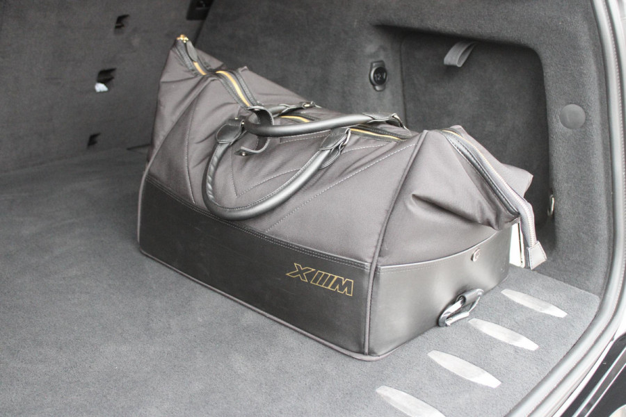 BMW XM 654PK PHEV 30 kWh | 23" LICHTMETALEN VELGEN JETBLACK | SOFT CLOSE | ELEKTRISCH WEGKLAPBARE TREKHAAK | M SPORTREMMEN | DRIVING ASSISTANCE PROFESSIONAL O.A. (ADAPTIVE CRUISE CONTROL/DODEHOEK DETECTIE) | BOWERS & WILKINS SOUND SYSTEM | LASER LIGHT KOPLAMPEN | VERWARMDE/GEKOELDE BEKERHOUDERS | DRAADLOZE TELEFOONLADER | ELEKTRISCH VERSTELBAAR STUURKOLOM | STOEL VERWARMING VOOR/ACHTER | M-SPORT UITLAATSYSTEM | MEESTURENDE ACHTERAS | ADAPTIEF CHASSIS M SPORT | COMFORT ACCESS | ICONIC GLOW GRILL | STOEL VENTILATIE | SHADOW LINE | ELEKTISCH BEDIENBARE STOELEN MET GEHEUGEN EN MA