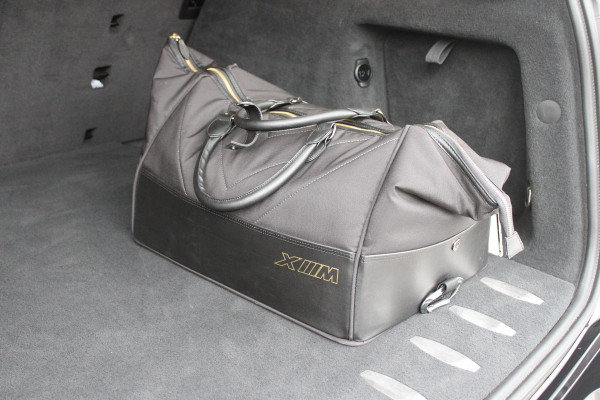 BMW XM 654PK PHEV 30 kWh | 23" LICHTMETALEN VELGEN JETBLACK | SOFT CLOSE | ELEKTRISCH WEGKLAPBARE TREKHAAK | M SPORTREMMEN | DRIVING ASSISTANCE PROFESSIONAL O.A. (ADAPTIVE CRUISE CONTROL/DODEHOEK DETECTIE) | BOWERS & WILKINS SOUND SYSTEM | LASER LIGHT KOPLAMPEN | VERWARMDE/GEKOELDE BEKERHOUDERS | DRAADLOZE TELEFOONLADER | ELEKTRISCH VERSTELBAAR STUURKOLOM | STOEL VERWARMING VOOR/ACHTER | M-SPORT UITLAATSYSTEM | MEESTURENDE ACHTERAS | ADAPTIEF CHASSIS M SPORT | COMFORT ACCESS | ICONIC GLOW GRILL | STOEL VENTILATIE | SHADOW LINE | ELEKTISCH BEDIENBARE STOELEN MET GEHEUGEN EN MA