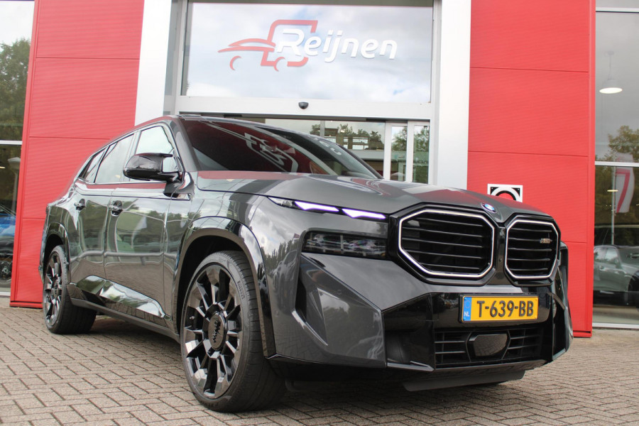 BMW XM 654PK PHEV 30 kWh | 23" LICHTMETALEN VELGEN JETBLACK | SOFT CLOSE | ELEKTRISCH WEGKLAPBARE TREKHAAK | M SPORTREMMEN | DRIVING ASSISTANCE PROFESSIONAL O.A. (ADAPTIVE CRUISE CONTROL/DODEHOEK DETECTIE) | BOWERS & WILKINS SOUND SYSTEM | LASER LIGHT KOPLAMPEN | VERWARMDE/GEKOELDE BEKERHOUDERS | DRAADLOZE TELEFOONLADER | ELEKTRISCH VERSTELBAAR STUURKOLOM | STOEL VERWARMING VOOR/ACHTER | M-SPORT UITLAATSYSTEM | MEESTURENDE ACHTERAS | ADAPTIEF CHASSIS M SPORT | COMFORT ACCESS | ICONIC GLOW GRILL | STOEL VENTILATIE | SHADOW LINE | ELEKTISCH BEDIENBARE STOELEN MET GEHEUGEN EN MA