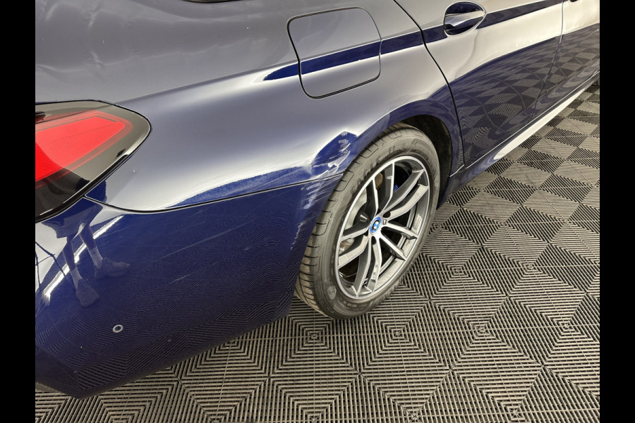 BMW 5 Serie Touring 540d xDrive High Executive (INCL-BTW) Aut. *PANO | LASER-LIGHT | HEAD-UP | LUXURY-LEATHER | BLIND-SPOT | MEMORY-PACK | HARMAN/KARDON | TOP-VIEW | DIGI-COCKPIT | HEATED-COMFORTSEATS | KEYLESS | NAVI-FULLMAP | 18''ALU*