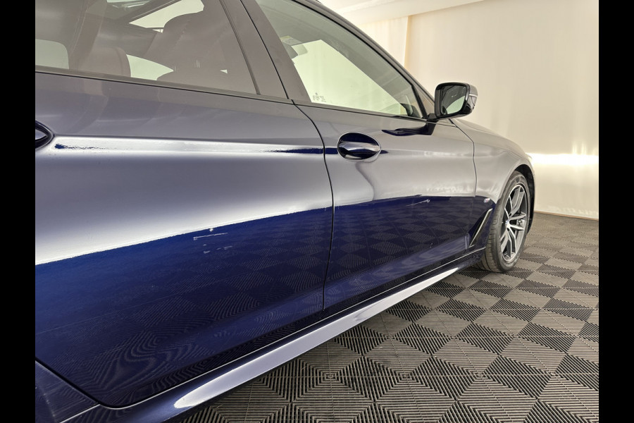 BMW 5 Serie Touring 540d xDrive High Executive (INCL-BTW) Aut. *PANO | LASER-LIGHT | HEAD-UP | LUXURY-LEATHER | BLIND-SPOT | MEMORY-PACK | HARMAN/KARDON | TOP-VIEW | DIGI-COCKPIT | HEATED-COMFORTSEATS | KEYLESS | NAVI-FULLMAP | 18''ALU*
