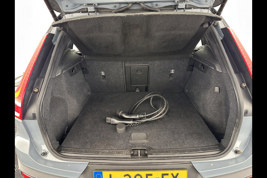 Volvo XC40 Recharge P8 AWD R-Design [ 3-Fase ] {SOH-89%} (INCL-BTW) *LEATHER-ALCANTARA | DIGI-COCKPIT | FULL-LED | PREMIUM-AUDIO | TOP-VIEW | CARPLAY | NAVI-FULLMAP | ECC | PDC | KEYLESS | HEATED-SPORTSEATS | BLIS | PRIVACY-GLASS | TOWBAR | 19 "ALU
