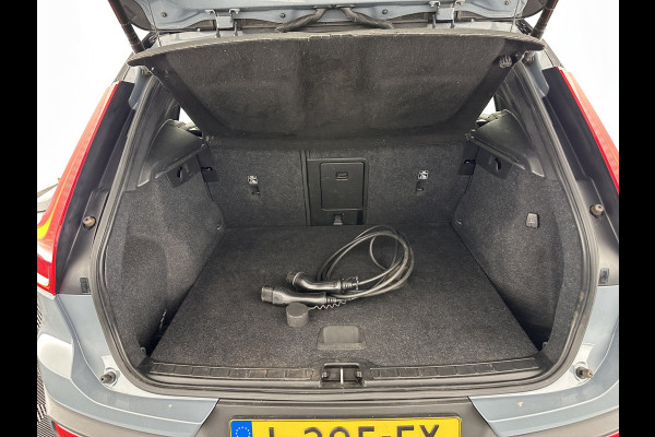 Volvo XC40 Recharge P8 AWD R-Design [ 3-Fase ] {SOH-89%} (INCL-BTW) *LEATHER-ALCANTARA | DIGI-COCKPIT | FULL-LED | PREMIUM-AUDIO | TOP-VIEW | CARPLAY | NAVI-FULLMAP | ECC | PDC | KEYLESS | HEATED-SPORTSEATS | BLIS | PRIVACY-GLASS | TOWBAR | 19 "ALU