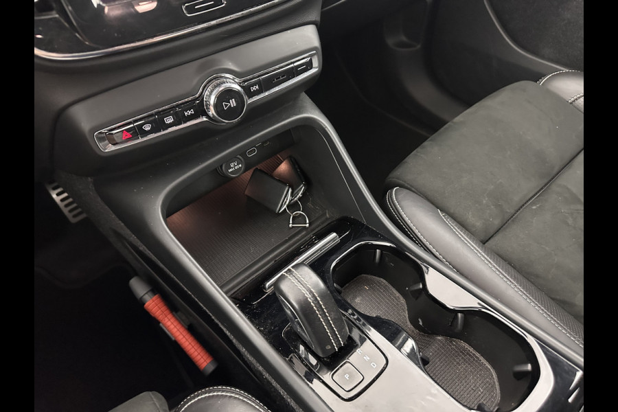 Volvo XC40 Recharge P8 AWD R-Design [ 3-Fase ] {SOH-89%} (INCL-BTW) *LEATHER-ALCANTARA | DIGI-COCKPIT | FULL-LED | PREMIUM-AUDIO | TOP-VIEW | CARPLAY | NAVI-FULLMAP | ECC | PDC | KEYLESS | HEATED-SPORTSEATS | BLIS | PRIVACY-GLASS | TOWBAR | 19 "ALU