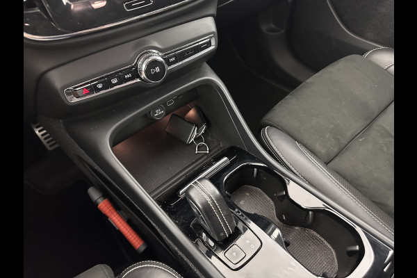 Volvo XC40 Recharge P8 AWD R-Design [ 3-Fase ] {SOH-89%} (INCL-BTW) *LEATHER-ALCANTARA | DIGI-COCKPIT | FULL-LED | PREMIUM-AUDIO | TOP-VIEW | CARPLAY | NAVI-FULLMAP | ECC | PDC | KEYLESS | HEATED-SPORTSEATS | BLIS | PRIVACY-GLASS | TOWBAR | 19 "ALU