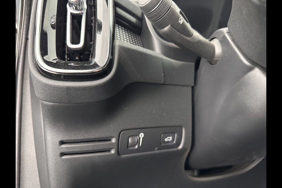 Volvo XC40 Recharge P8 AWD R-Design [ 3-Fase ] {SOH-89%} (INCL-BTW) *LEATHER-ALCANTARA | DIGI-COCKPIT | FULL-LED | PREMIUM-AUDIO | TOP-VIEW | CARPLAY | NAVI-FULLMAP | ECC | PDC | KEYLESS | HEATED-SPORTSEATS | BLIS | PRIVACY-GLASS | TOWBAR | 19 "ALU