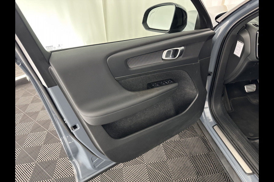 Volvo XC40 Recharge P8 AWD R-Design [ 3-Fase ] {SOH-89%} (INCL-BTW) *LEATHER-ALCANTARA | DIGI-COCKPIT | FULL-LED | PREMIUM-AUDIO | TOP-VIEW | CARPLAY | NAVI-FULLMAP | ECC | PDC | KEYLESS | HEATED-SPORTSEATS | BLIS | PRIVACY-GLASS | TOWBAR | 19 "ALU