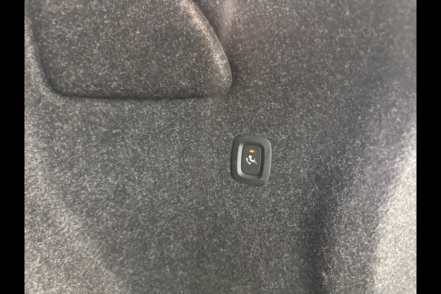 Volvo XC40 Recharge P8 AWD R-Design [ 3-Fase ] {SOH-89%} (INCL-BTW) *LEATHER-ALCANTARA | DIGI-COCKPIT | FULL-LED | PREMIUM-AUDIO | TOP-VIEW | CARPLAY | NAVI-FULLMAP | ECC | PDC | KEYLESS | HEATED-SPORTSEATS | BLIS | PRIVACY-GLASS | TOWBAR | 19 "ALU