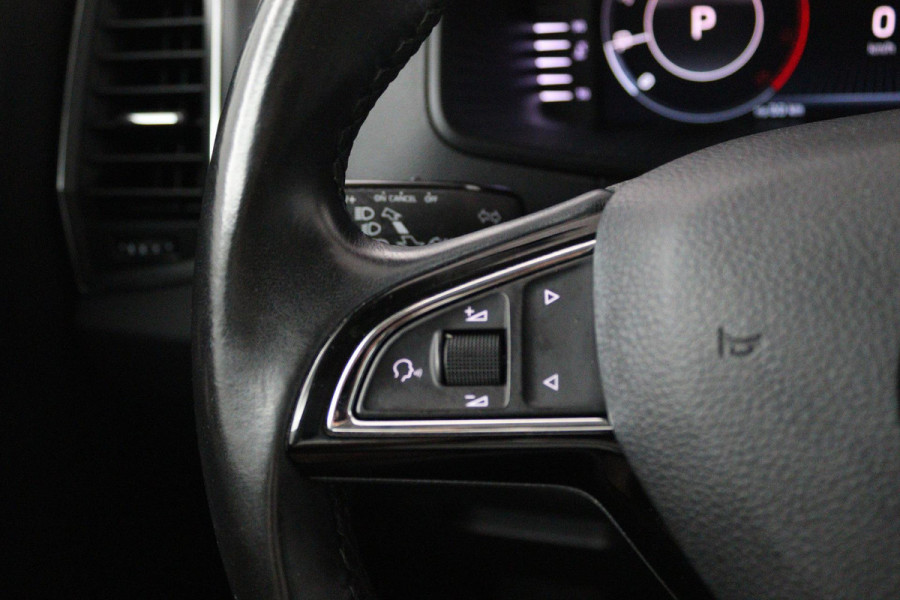 Škoda Karoq 1.0 TSI Clever Edition (DIGITALE COCKPIT, STOELVERWARMING, ACHTERUITRIJCAMERA, AUTOMAAT, CRUISE CONTROL)