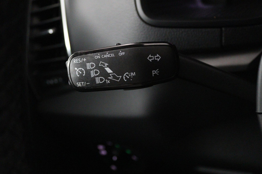 Škoda Karoq 1.0 TSI Clever Edition (DIGITALE COCKPIT, STOELVERWARMING, ACHTERUITRIJCAMERA, AUTOMAAT, CRUISE CONTROL)