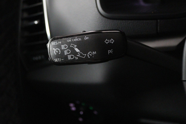 Škoda Karoq 1.0 TSI Clever Edition (DIGITALE COCKPIT, STOELVERWARMING, ACHTERUITRIJCAMERA, AUTOMAAT, CRUISE CONTROL)