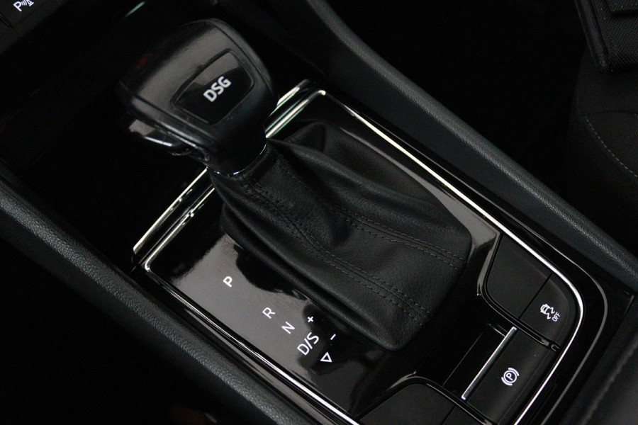 Škoda Karoq 1.0 TSI Clever Edition (DIGITALE COCKPIT, STOELVERWARMING, ACHTERUITRIJCAMERA, AUTOMAAT, CRUISE CONTROL)