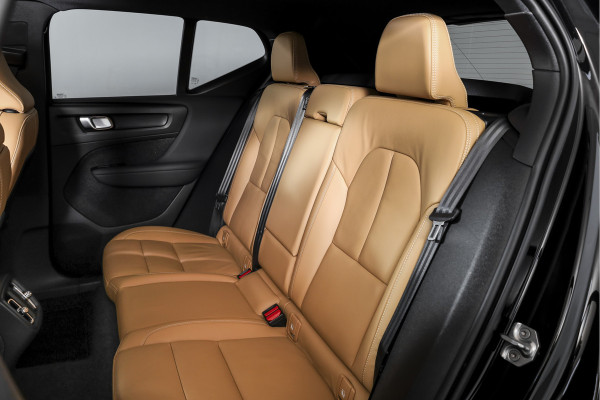 Volvo XC40 2.0 B4 Inscription Automaat | Luxury Pack | Park Assist Pack |  S/K-Panodak | Adapt. Cruise | 360 Camera | PDC | NAV + App Connect | ECC | Elek.Trekhaak | LM 18'' |