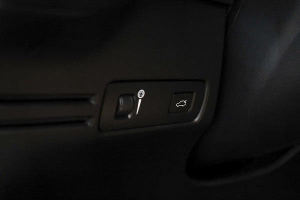 Volvo XC40 2.0 B4 Inscription Automaat | Luxury Pack | Park Assist Pack |  S/K-Panodak | Adapt. Cruise | 360 Camera | PDC | NAV + App Connect | ECC | Elek.Trekhaak | LM 18'' |