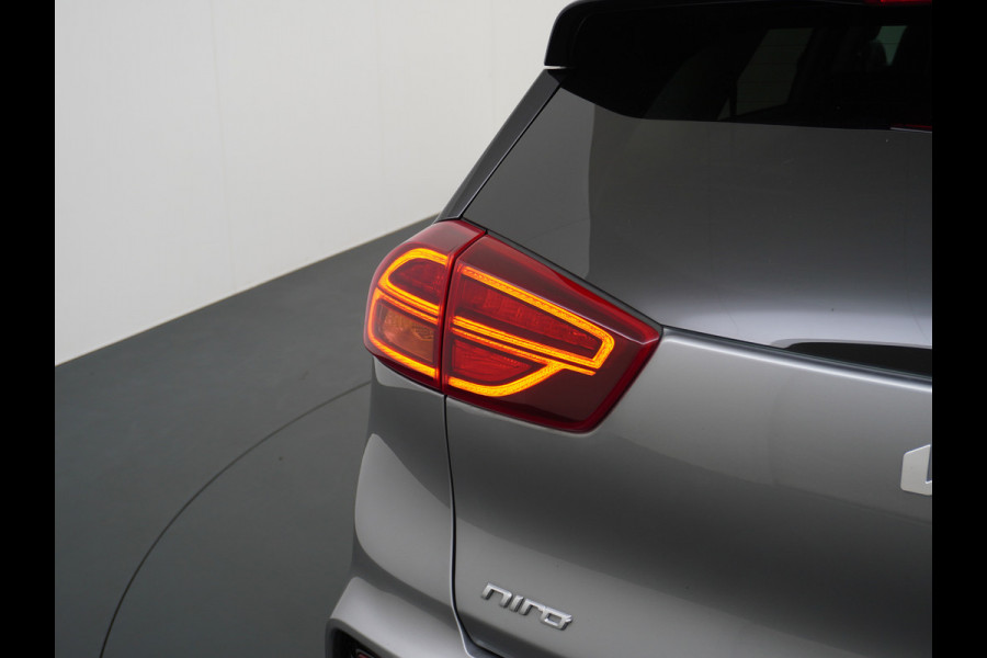 Kia Niro 1.6GDi 142PK Hybrid AUT. ExecutiveLine Leer+Memory Schuif-kanteldak Trekhaak JBL®-Sound Apple Carplay Android Auto Adap.Cruise N DAB Keyless Led Privacy Glas Subwoofer Rijstrooksensor Regen-Lichtsensor 1e Eigenaar Dealeronderhouden Zeer compleet!