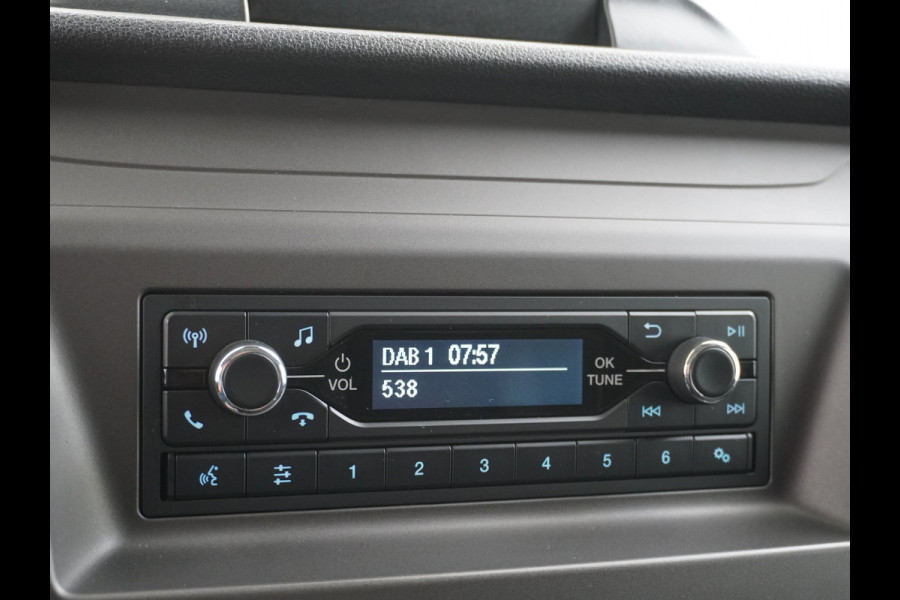 Ford Transit Custom 280 2.0TDCI 105PK L1H1 Airco Cruise Control Trekhaak PDC Bluetooth DAB 3-Persoons Trend Schuifdeur Betonplex Wandbetimmering Kastenbouw Euro 6 1e Eigenaar 2.500KG Trekgewicht