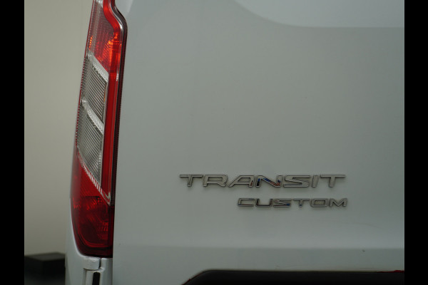 Ford Transit Custom 280 2.0TDCI 105PK L1H1 Airco Cruise Control Trekhaak PDC Bluetooth DAB 3-Persoons Trend Schuifdeur Betonplex Wandbetimmering Kastenbouw Euro 6 1e Eigenaar 2.500KG Trekgewicht