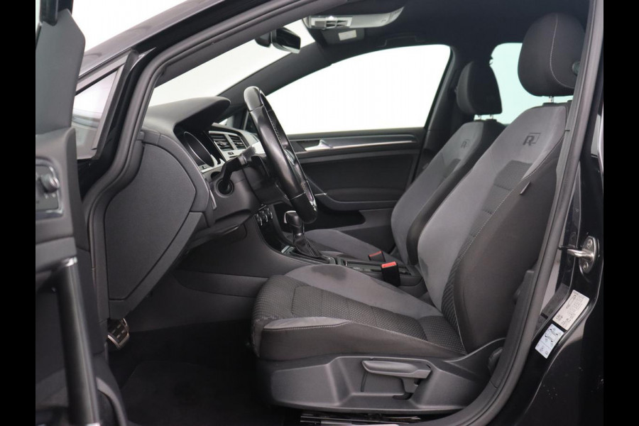 Volkswagen Golf 1.5 R Line | Automaat | Full LED | Keyless | Navigatie | Sportstoelen | 19'' | Parkeerhulp | Climate control | Cruise control | Bluetooth