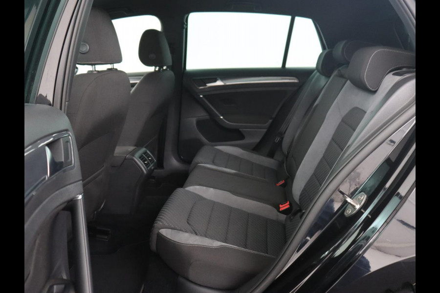 Volkswagen Golf 1.5 R Line | Automaat | Full LED | Keyless | Navigatie | Sportstoelen | 19'' | Parkeerhulp | Climate control | Cruise control | Bluetooth