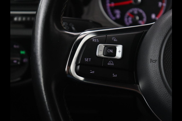 Volkswagen Golf 1.5 R Line | Automaat | Full LED | Keyless | Navigatie | Sportstoelen | 19'' | Parkeerhulp | Climate control | Cruise control | Bluetooth