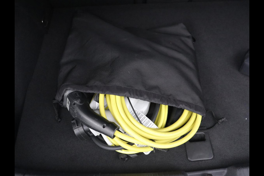 Volkswagen Golf 1.4 eHybrid Style | Massage | Carplay | Sfeerverlichting | Navigatie | Memory | Adaptive cruise | Parkeerhulp | ergoActive | LED Plus | Climate control | PHEV | Plug In