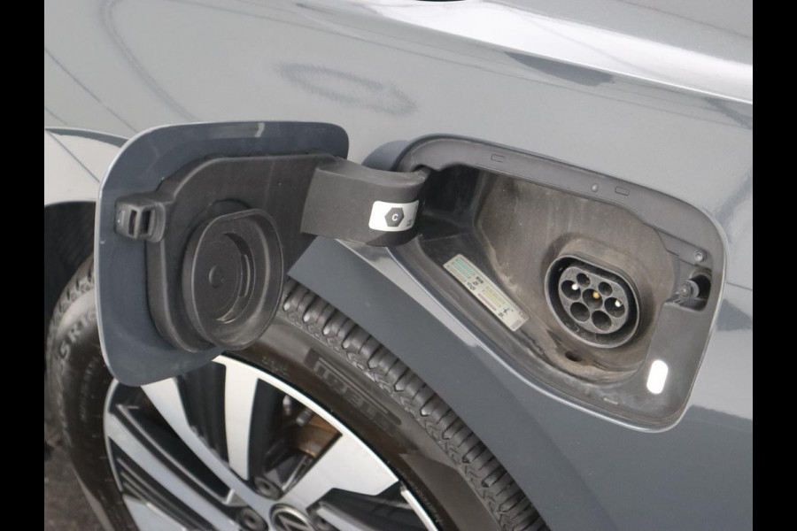 Volkswagen Golf 1.4 eHybrid Style | Massage | Carplay | Sfeerverlichting | Navigatie | Memory | Adaptive cruise | Parkeerhulp | ergoActive | LED Plus | Climate control | PHEV | Plug In