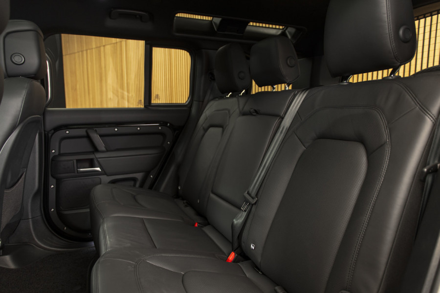 Land Rover Defender 110 2.0 P300e 110 X-Dynamic HSE URBAN