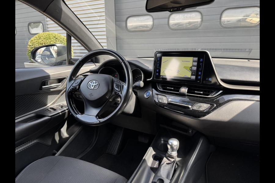 Toyota C-HR 1.8 Hybrid Dynamic | Navigatie | Camera | DAB | Cruise Control | Lichtmetalen Velgen |