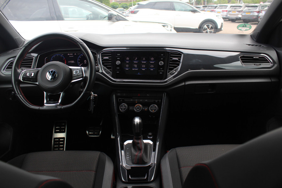 Volkswagen T-Roc 1.5 TSI Sport / Trekhaak / Panoramadak / Camera / 18'' / Dodehoek / Elektr. achterklep / Apple CarPlay / DAB / ACC