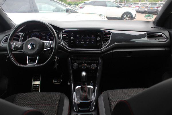 Volkswagen T-Roc 1.5 TSI Sport / Trekhaak / Panoramadak / Camera / 18'' / Dodehoek / Elektr. achterklep / Apple CarPlay / DAB / ACC