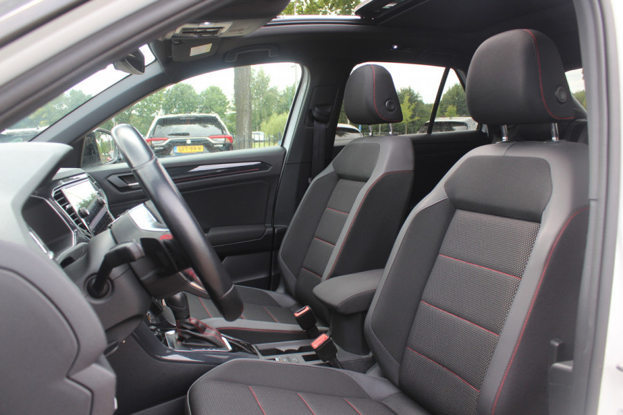 Volkswagen T-Roc 1.5 TSI Sport / Trekhaak / Panoramadak / Camera / 18'' / Dodehoek / Elektr. achterklep / Apple CarPlay / DAB / ACC