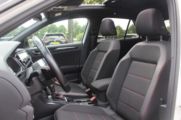 Volkswagen T-Roc 1.5 TSI Sport / Trekhaak / Panoramadak / Camera / 18'' / Dodehoek / Elektr. achterklep / Apple CarPlay / DAB / ACC