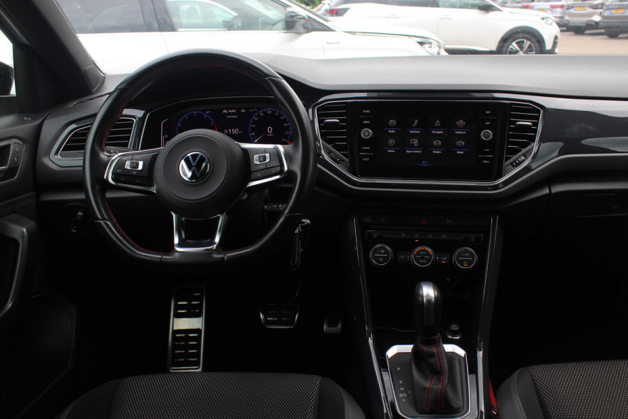 Volkswagen T-Roc 1.5 TSI Sport / Trekhaak / Panoramadak / Camera / 18'' / Dodehoek / Elektr. achterklep / Apple CarPlay / DAB / ACC