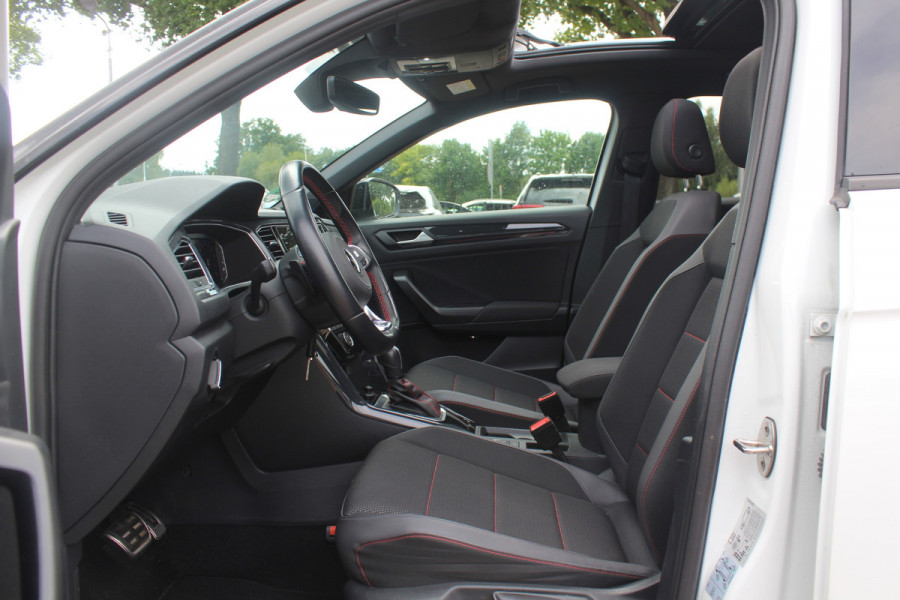 Volkswagen T-Roc 1.5 TSI Sport / Trekhaak / Panoramadak / Camera / 18'' / Dodehoek / Elektr. achterklep / Apple CarPlay / DAB / ACC