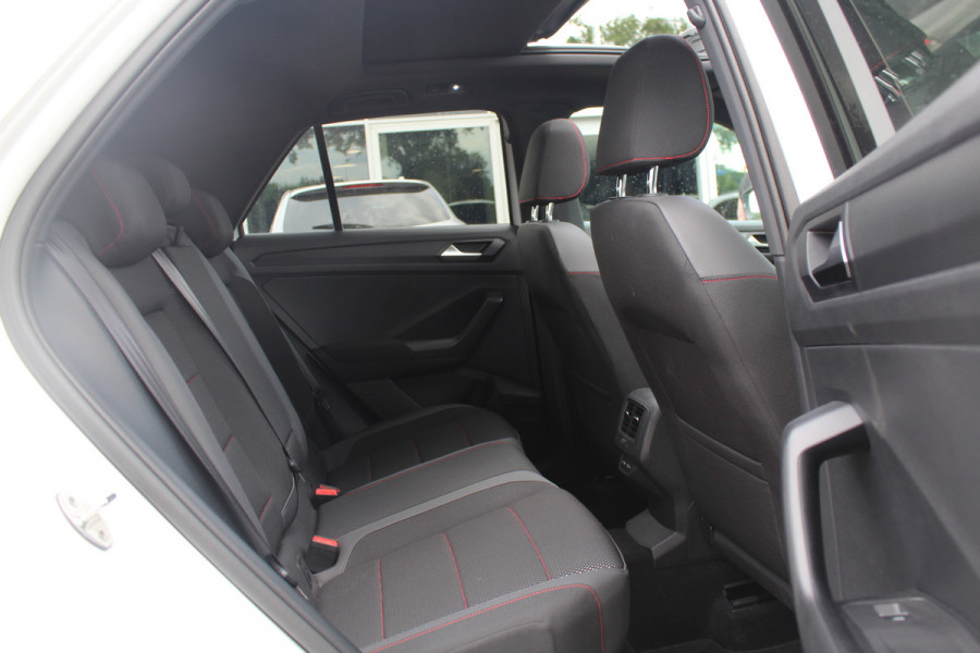 Volkswagen T-Roc 1.5 TSI Sport / Trekhaak / Panoramadak / Camera / 18'' / Dodehoek / Elektr. achterklep / Apple CarPlay / DAB / ACC