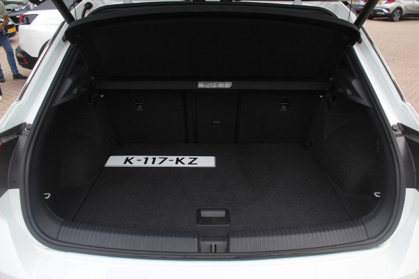 Volkswagen T-Roc 1.5 TSI Sport / Trekhaak / Panoramadak / Camera / 18'' / Dodehoek / Elektr. achterklep / Apple CarPlay / DAB / ACC