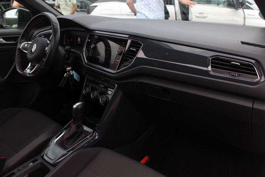 Volkswagen T-Roc 1.5 TSI Sport / Trekhaak / Panoramadak / Camera / 18'' / Dodehoek / Elektr. achterklep / Apple CarPlay / DAB / ACC