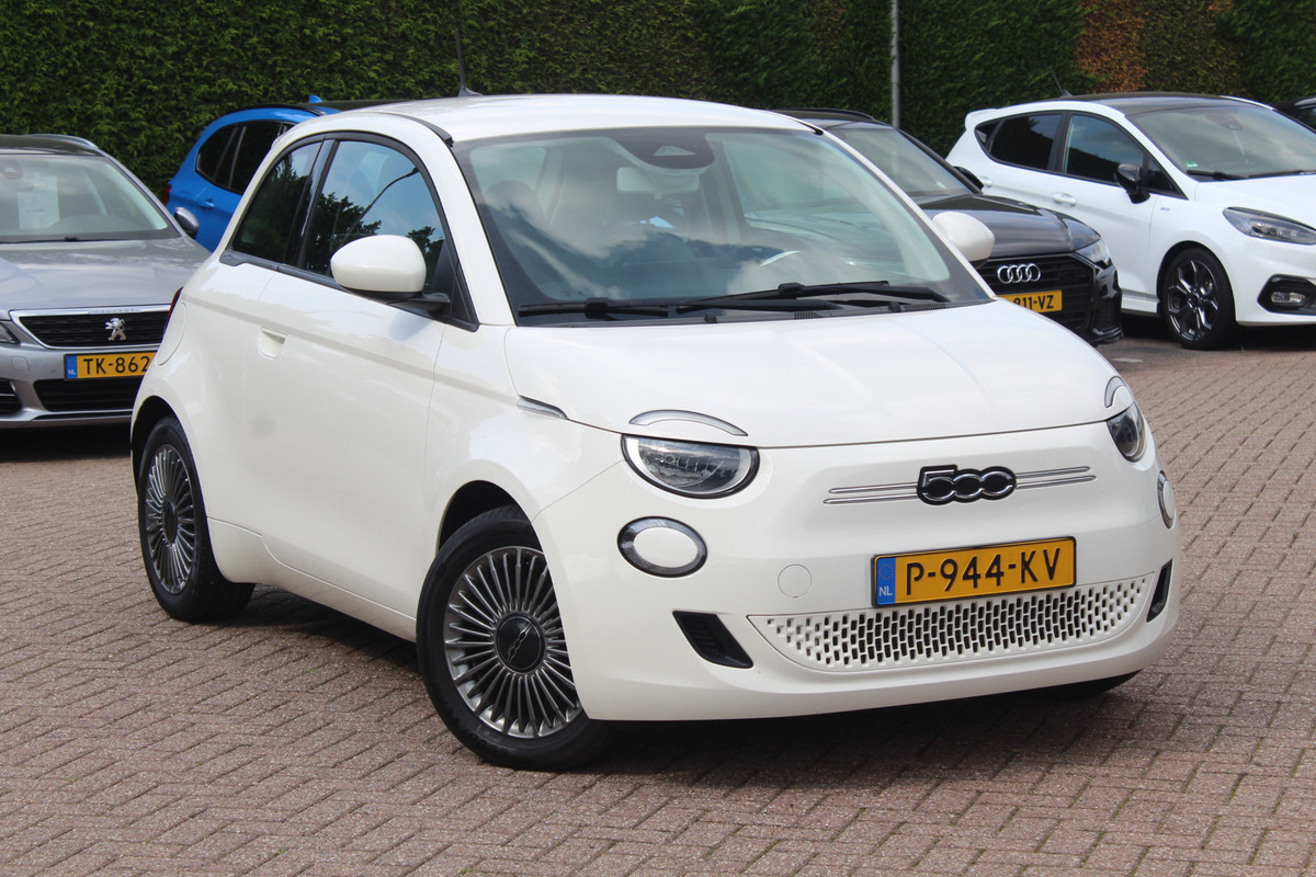 Fiat 500 Icon 42 kWh / SoH 94% / Apple CarPlay / Parkeerhulp achter / Keyless / 16'' / DAB / Cruise Control Fiat 500 Icon 42 kWh / SoH 94% / Apple CarPlay / Parkeerhulp achter / Keyless / 16'' / DAB / Cruise Control