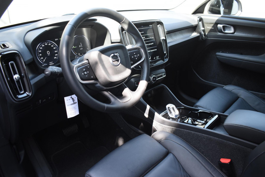 Volvo XC40 T5 262PK Automaat Plug-in Hybrid Ultimate Dark / Adaptieve Cruisecontrol / Elektr. schuifdak / Leer / Stoelverwarming / Stuurverwarming / Elektrische Stoelen / Trekhaak / Elektr. achterklep / Harman Kardon / 360 graden camera