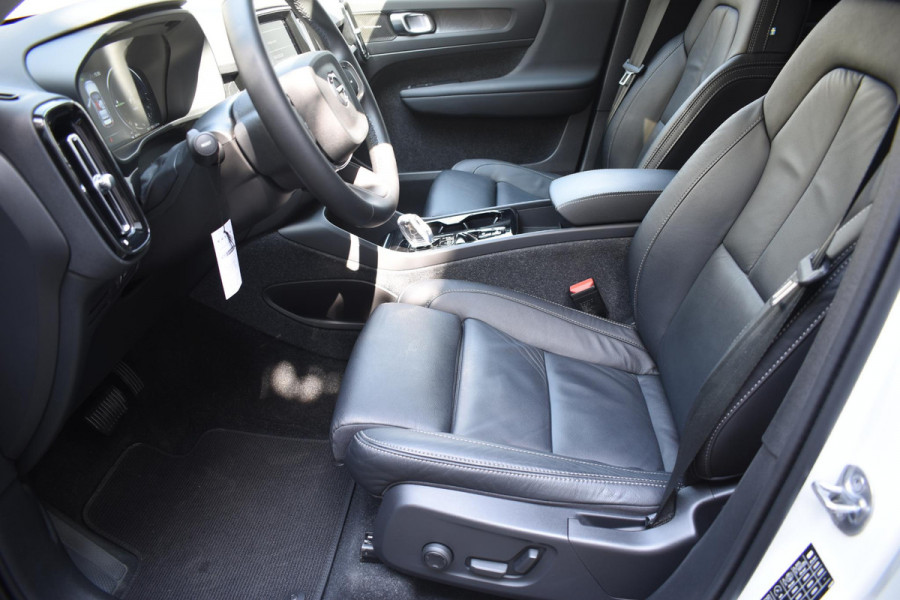Volvo XC40 T5 262PK Automaat Plug-in Hybrid Ultimate Dark / Adaptieve Cruisecontrol / Elektr. schuifdak / Leer / Stoelverwarming / Stuurverwarming / Elektrische Stoelen / Trekhaak / Elektr. achterklep / Harman Kardon / 360 graden camera