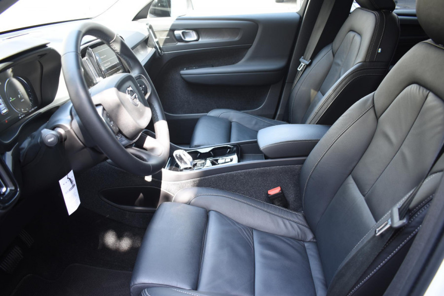 Volvo XC40 T5 262PK Automaat Plug-in Hybrid Ultimate Dark / Adaptieve Cruisecontrol / Elektr. schuifdak / Leer / Stoelverwarming / Stuurverwarming / Elektrische Stoelen / Trekhaak / Elektr. achterklep / Harman Kardon / 360 graden camera