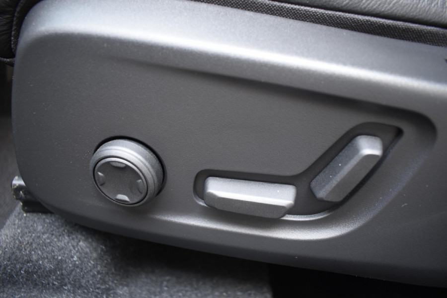 Volvo XC40 T5 262PK Automaat Plug-in Hybrid Ultimate Dark / Adaptieve Cruisecontrol / Elektr. schuifdak / Leer / Stoelverwarming / Stuurverwarming / Elektrische Stoelen / Trekhaak / Elektr. achterklep / Harman Kardon / 360 graden camera