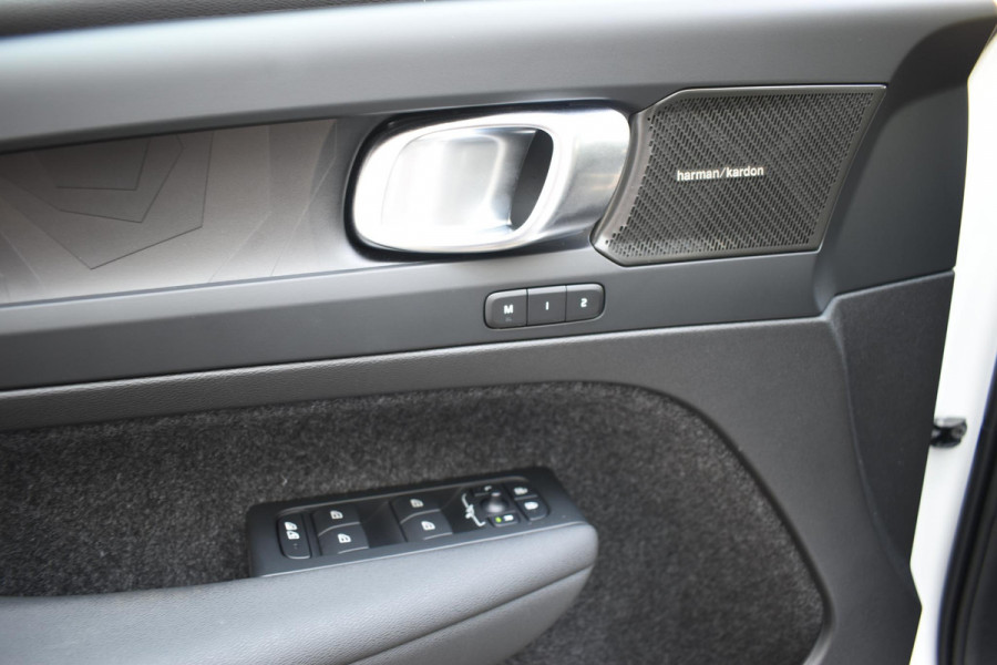Volvo XC40 T5 262PK Automaat Plug-in Hybrid Ultimate Dark / Adaptieve Cruisecontrol / Elektr. schuifdak / Leer / Stoelverwarming / Stuurverwarming / Elektrische Stoelen / Trekhaak / Elektr. achterklep / Harman Kardon / 360 graden camera