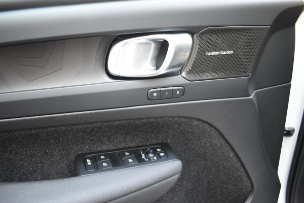 Volvo XC40 T5 262PK Automaat Plug-in Hybrid Ultimate Dark / Adaptieve Cruisecontrol / Elektr. schuifdak / Leer / Stoelverwarming / Stuurverwarming / Elektrische Stoelen / Trekhaak / Elektr. achterklep / Harman Kardon / 360 graden camera